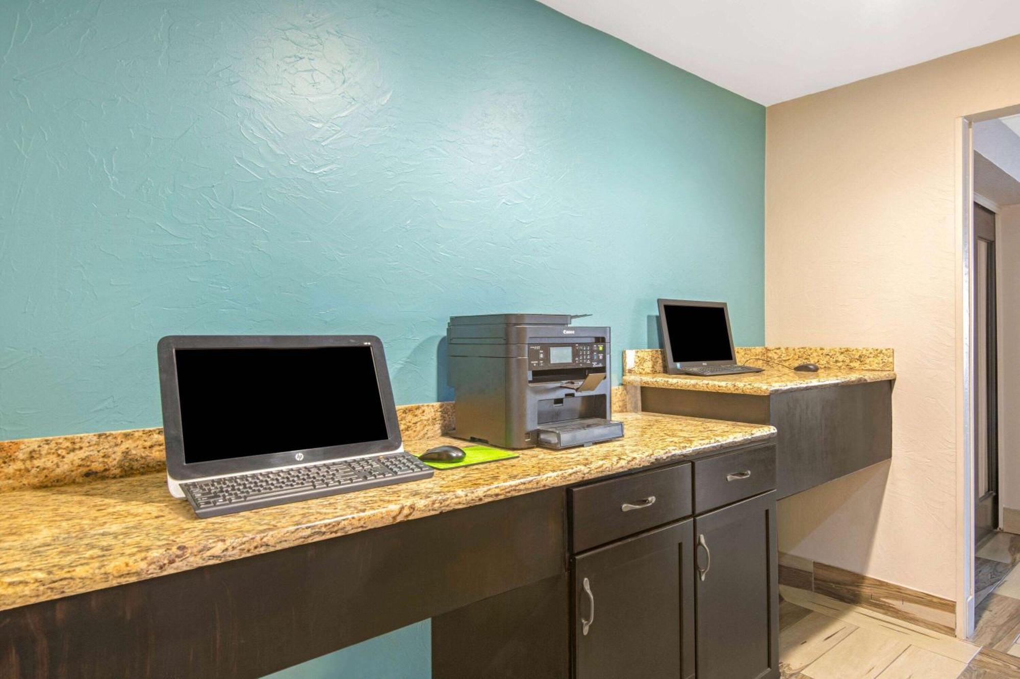 La Quinta By Wyndham Denison - North Lake Texoma Bagian luar foto