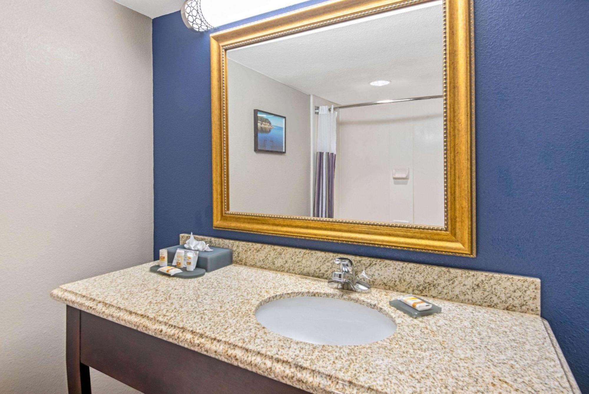 La Quinta By Wyndham Denison - North Lake Texoma Bagian luar foto