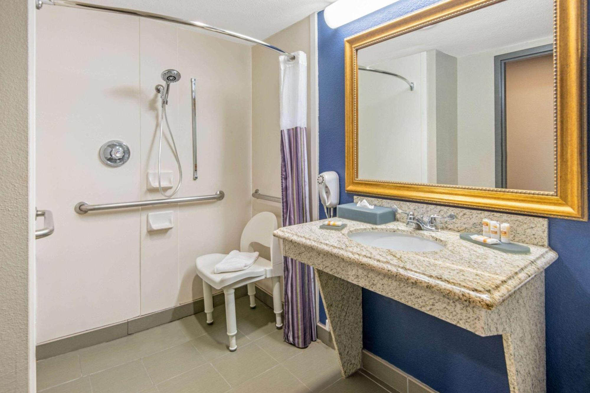 La Quinta By Wyndham Denison - North Lake Texoma Bagian luar foto