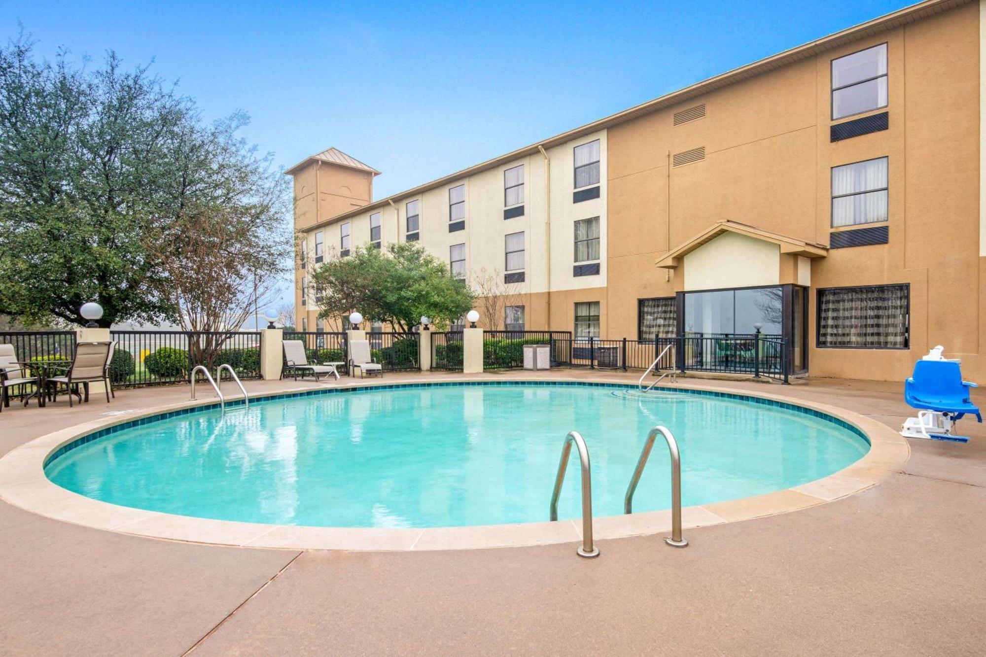 La Quinta By Wyndham Denison - North Lake Texoma Bagian luar foto